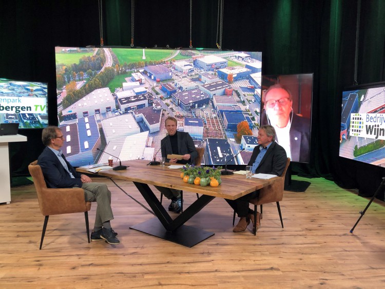 Foto Bedrijvenpark Wijnbergen TV presentator Sjoerd Weikamp in gesprek met Voorzitter Ronald van der Kemp Foto Feston Media