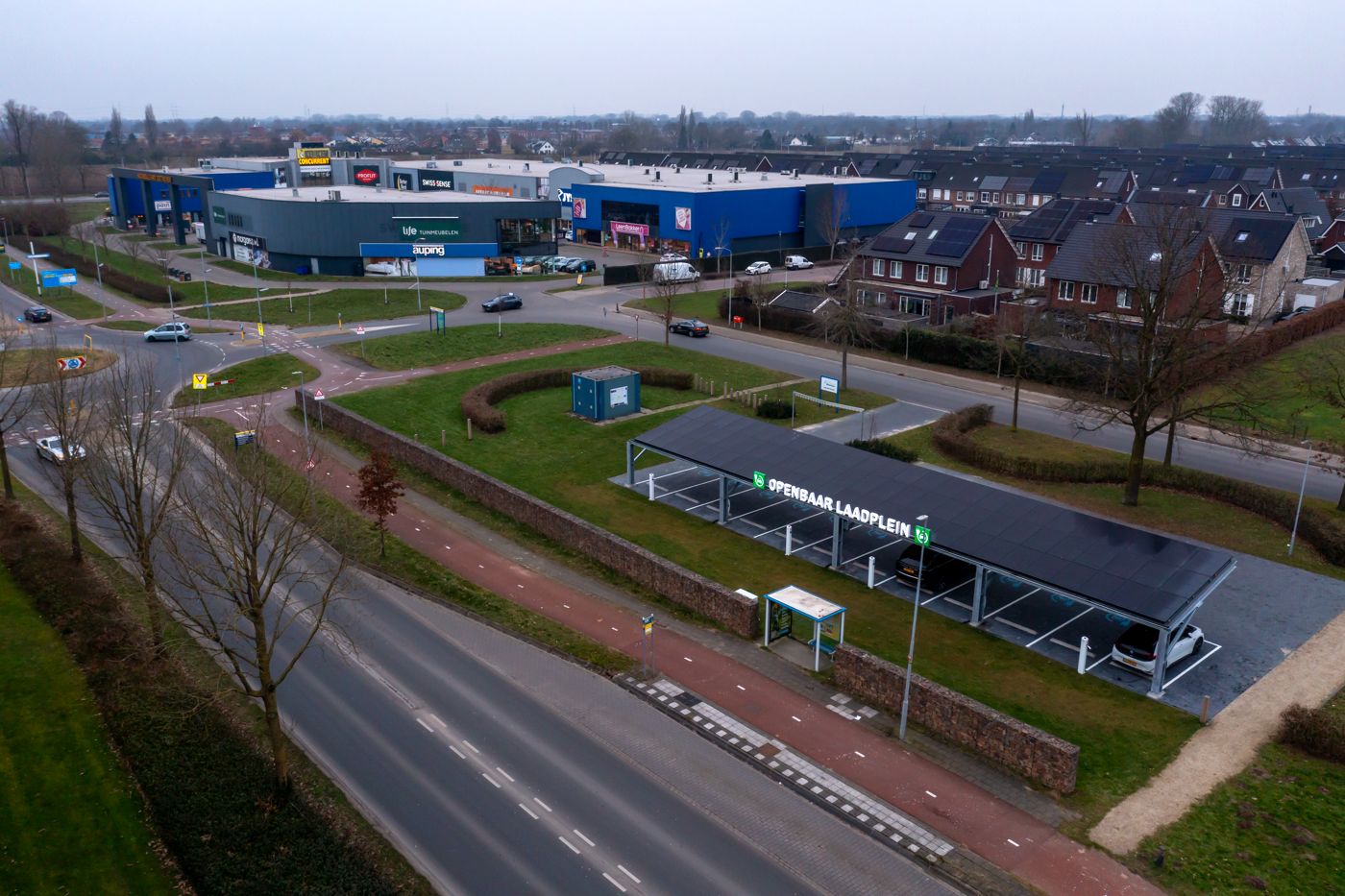 Luchtfoto: het laadplein aan de Doetinchemseweg, met de woonboulevard op de achtergrond
