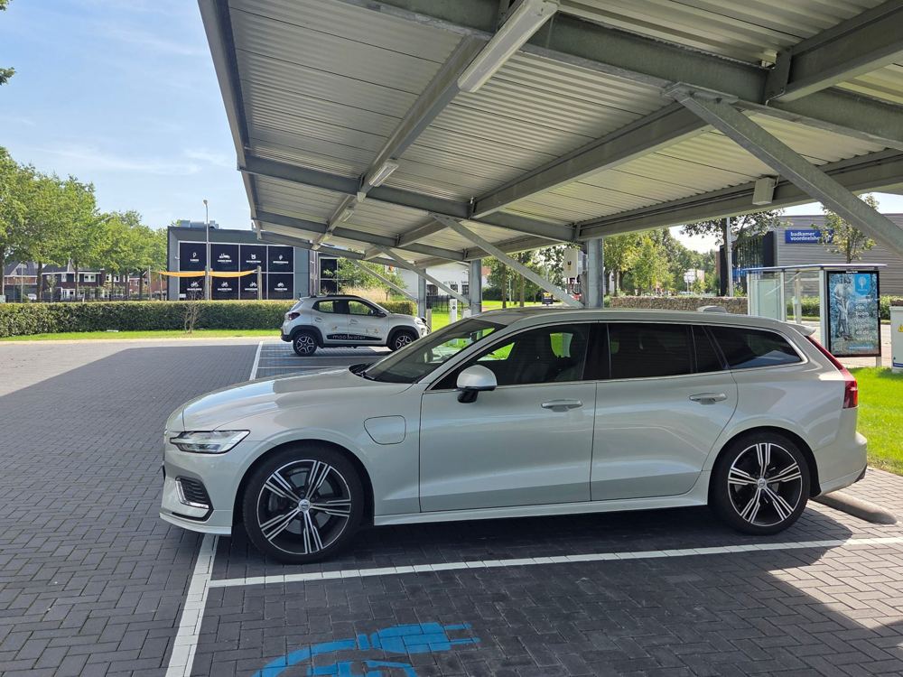 Auto op een laadplek onder de overkapping